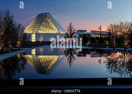 Le Centre Ismaili est une salle de prière musulmane à North York, en Ontario, à seulement cinq bassins réfléchissants du Musée Aga Khan. Banque D'Images