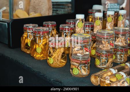 11 août 2019. Istra, région de Moscou. Salon du fromage et des produits agricoles. Racine médicinale conservée dans un pot en verre. Remèdes populaires pour combattre les maladies. Banque D'Images