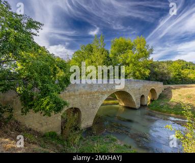 Pont roman d'Artigue et rivière Osse près de Larressingle sur la route de Saint-Jacques-de-Compostelle, site classé au patrimoine mondial de l'UNESCO, département de Gers, France Banque D'Images