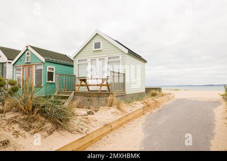 Cabanes de plage en bois au bord de la mer sur Hengistbury Head, Dorset, Royaume-Uni Banque D'Images