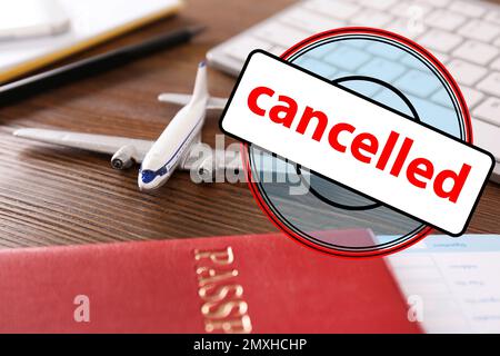 Fermeture du trafic aérien par quarantaine pendant l'éclosion du coronavirus. Jouet avion, passeport et timbre avec inscription ANNULÉE Banque D'Images