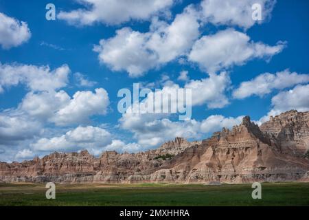 Le terrian sauvage du parc national des Badlands dans le Dakota du Sud, photographié avec des cumulus pendant un après-midi d'été. Banque D'Images