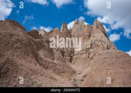 Le terrian sauvage du parc national des Badlands dans le Dakota du Sud, photographié avec des cumulus pendant un après-midi d'été. Banque D'Images