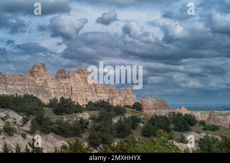 Le terrian sauvage du parc national des Badlands dans le Dakota du Sud, photographié avec des cumulus pendant un après-midi d'été. Banque D'Images