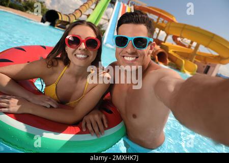 Couple heureux prenant le selfie au parc aquatique. Vacances d'été Banque D'Images