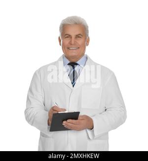 Homme senior heureux en blouse de laboratoire avec bloc-notes sur fond blanc Banque D'Images