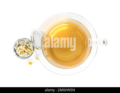 Thé de camomille frais et fleurs sèches dans l'infuser isolé sur blanc, vue de dessus Banque D'Images