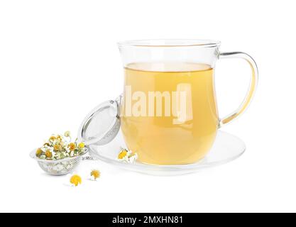 Thé de camomille frais et fleurs sèches dans l'infuser isolé sur blanc Banque D'Images