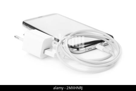 Smartphone et chargeur USB sur fond blanc. Technologie moderne Banque D'Images