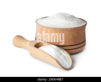Bicarbonate de soude dans un bol en bois et une pelle isolée sur blanc Banque D'Images