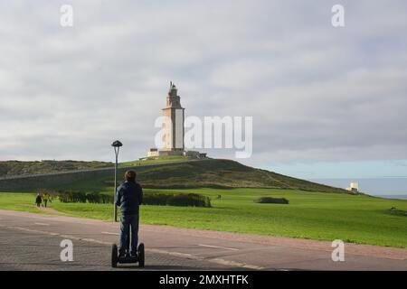 Engagé auto-équilibrant deux roues transporteur personnel étant conduit près du plus ancien phare existant connu Tour d'Hercules A Coruna Galice Espagne Banque D'Images