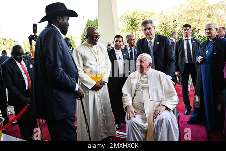 Juba, Soudan du Sud. 03rd févr. 2023. Salva Kiir Mayardit (L), président du Soudan du Sud, rencontre le Pape François au Palais présidentiel de Juba, au Soudan du Sud, sur 03 février 2023. Photo du Bureau de presse de la Présidence du Sud Soudan /UPI crédit: UPI/Alay Live News Banque D'Images