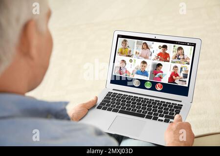 Professeur donnant une leçon scolaire en ligne pendant la quarantaine et la distanciation sociale en raison de la pandémie Covid-19, clôture. Élèves étudiant à la maison par vidéo confe Banque D'Images