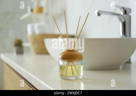 Désodorisant Reed sur le comptoir dans la salle de bains Banque D'Images