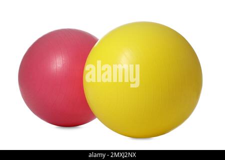 Différentes balles de fitness colorées isolées sur blanc Banque D'Images