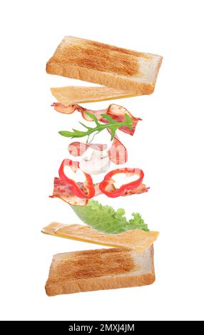 Délicieux sandwich avec pain grillé, bacon frit et autres ingrédients sur fond blanc Banque D'Images