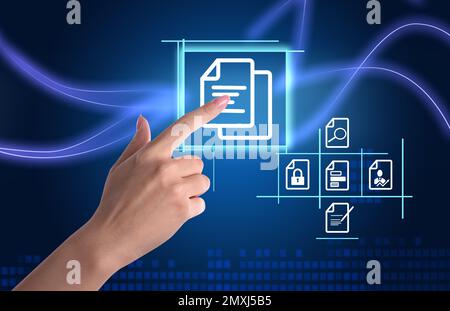 Femme pointant vers l'icône du document sur l'écran virtuel, gros plan Banque D'Images
