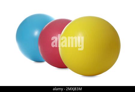 Différentes balles de fitness colorées isolées sur blanc Banque D'Images