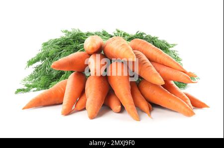 Bouquet de carottes fraîches mûres isolées sur blanc Banque D'Images