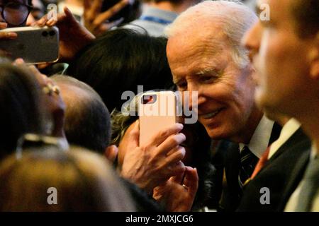 Philadelphie, États-Unis. 03rd févr. 2023. Le président Joe Biden salue ses partisans après avoir prononcé des remarques lors de la réunion d'hiver du DNC au Sheraton de Philadelphie, Pennsylvanie, sur 3 février 2023. (Photo de Bastiaan Slabbers/Sipa USA) crédit: SIPA USA/Alay Live News Banque D'Images