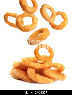 Rondelles d'oignon frits tombant sur fond blanc Banque D'Images