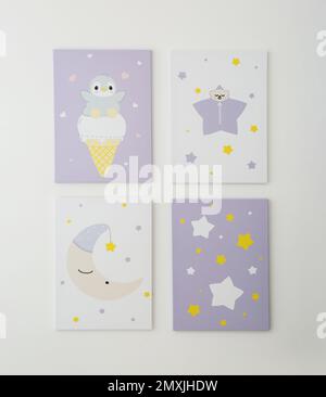Différentes photos mignonnes sur un mur blanc. Éléments intérieurs de la chambre des enfants Banque D'Images