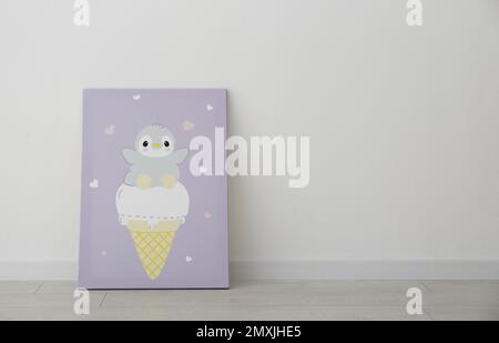 Adorable photo de pingouin et de crème glacée sur le sol près du mur blanc, espace pour le texte. Élément intérieur de la chambre des enfants Banque D'Images