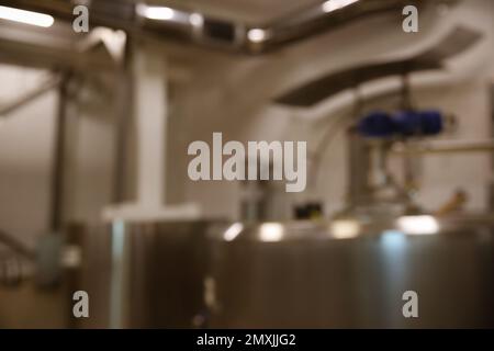 Vue floue du réservoir de préparation du lait caillé à l'usine de fromage Banque D'Images