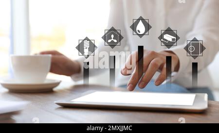 Femme utilisant une tablette pour contrôler la maison intelligente, gros plan. Systèmes automatiques Banque D'Images