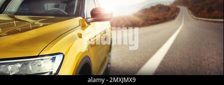 Voyage en voiture. Voiture conduite sur route asphaltée, conception de bannière Banque D'Images