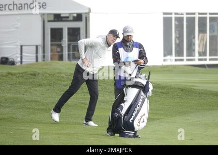 Pebble Beach, Californie, États-Unis. 3rd févr. 2023. Thomas Keller, célèbre restaurateur, vérifie sa ligne derrière son caddy à Pebble Beach Links lors du second tour du tournoi DE golf AT&T Pro-Am 2023, PGA Tour crédit: Motofoto/Alay Live News Banque D'Images