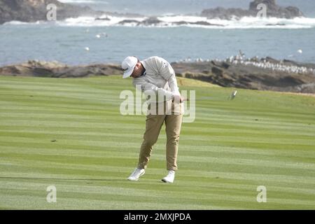 Pebble Beach, Californie, États-Unis. 3rd févr. 2023. Ben Taylor, joueur du PGA Tour anglais, joue son deuxième tir dans le 18th à Pebble Beach Links lors du deuxième tour du tournoi AT&T Pro-Am 2023, PGA Tour crédit: Motofoto/Alay Live News Banque D'Images