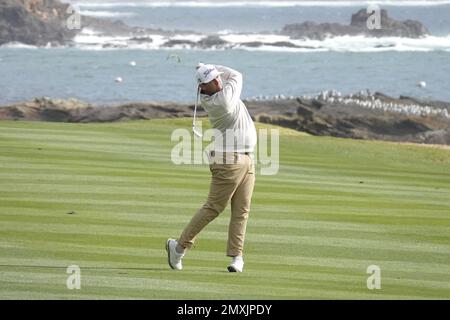 Pebble Beach, Californie, États-Unis. 3rd févr. 2023. Ben Taylor, joueur du PGA Tour anglais, joue son deuxième tir dans le 18th à Pebble Beach Links lors du deuxième tour du tournoi AT&T Pro-Am 2023, PGA Tour crédit: Motofoto/Alay Live News Banque D'Images