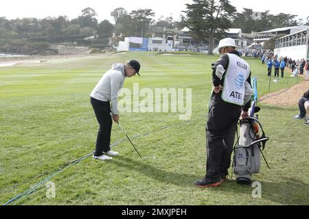 Pebble Beach, Californie, États-Unis. 3rd févr. 2023. Thomas Keller, le célèbre restaurateur, vérifie son tir à l'état brut avec son caddy à Pebble Beach Links lors du second tour du tournoi DE golf AT&T Pro-Am 2023, PGA Tour crédit: Motofoto/Alay Live News Banque D'Images