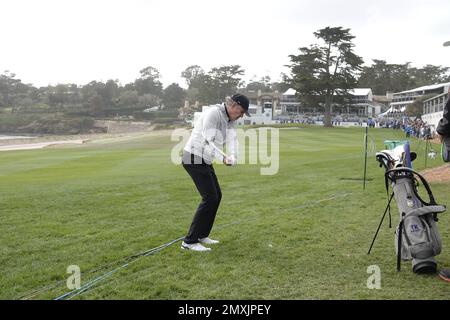 Pebble Beach, Californie, États-Unis. 3rd févr. 2023. Thomas Keller, le célèbre restaurateur, vérifie son tir à l'état brut avec son caddy à Pebble Beach Links lors du second tour du tournoi DE golf AT&T Pro-Am 2023, PGA Tour crédit: Motofoto/Alay Live News Banque D'Images