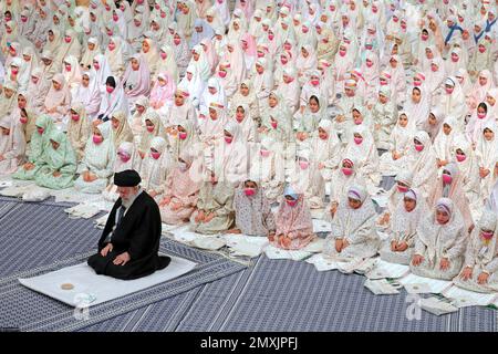 Téhéran, Téhéran, Iran. 3rd févr. 2023. Le Guide suprême iranien, l'ayatollah ALI KHAMENEI, prie lors d'une célébration Taklif avec un groupe de jeunes filles musulmanes à Téhéran. Au cours de cette cérémonie, les jeunes filles ont célébré le début de leur saison de culte. Khamenei a dit aux jeunes filles que, qu’elles avaient une influence dans la famille, à l’école et entre amis, et qu’elles les guideront vers la bonne voie. Le Taklif célèbre l'époque où un jeune musulman atteint l'âge d'observer les obligations et responsabilités religieuses. (Credit image: © Bureau du Guide Suprême iranien via ZUMA Press Wire) USAGE ÉDITORIAL SEULEMENT! Pas pour COM Banque D'Images