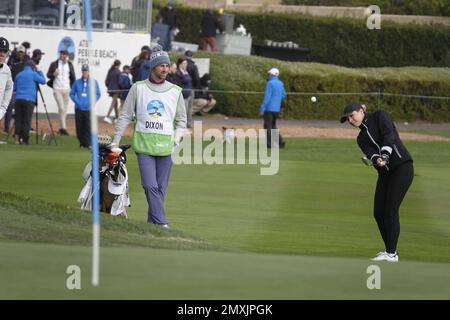 Pebble Beach, Californie, États-Unis. 3rd févr. 2023. Ex-Miss America, Kira Dixon joue sa puce sur le green 18th à Pebble Beach Links pendant la deuxième partie du tournoi AT&T Pro-Am 2023, PGA Tour crédit: Motofoto/Alay Live News Banque D'Images