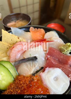 Bol de sushi chirashi japonais coloré Banque D'Images