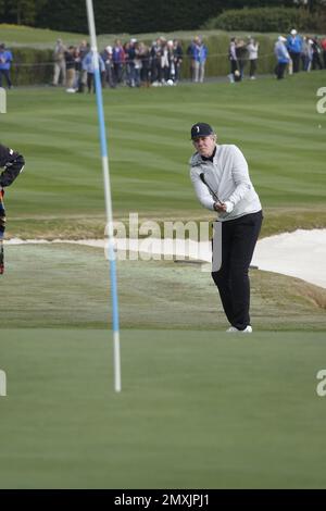 Pebble Beach, Californie, États-Unis. 3rd févr. 2023. Thomas Keller, célèbre restaurateur, passe au green 18th à Pebble Beach Links lors de la deuxième partie du tournoi AT&T Pro-Am 2023, PGA Tour crédit : Motofoto/Alay Live News Banque D'Images