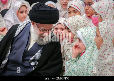 Téhéran, Téhéran, Iran. 3rd févr. 2023. Le Guide suprême iranien, l'ayatollah ALI KHAMENEI, prie lors d'une célébration Taklif avec un groupe de jeunes filles musulmanes à Téhéran. Au cours de cette cérémonie, les jeunes filles ont célébré le début de leur saison de culte. Khamenei a dit aux jeunes filles que, qu’elles avaient une influence dans la famille, à l’école et entre amis, et qu’elles les guideront vers la bonne voie. Le Taklif célèbre l'époque où un jeune musulman atteint l'âge d'observer les obligations et responsabilités religieuses. (Credit image: © Bureau du Guide Suprême iranien via ZUMA Press Wire) USAGE ÉDITORIAL SEULEMENT! Pas pour COM Banque D'Images