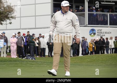 Pebble Beach, Californie, États-Unis. 3rd févr. 2023. Ben Taylor, joueur de la PGA Tour anglaise, étudie son putt d'aigle sur le 18th à Pebble Beach Links au cours de la deuxième partie du tournoi AT&T Pro-Am 2023, PGA Tour crédit: Motofoto/Alay Live News Banque D'Images