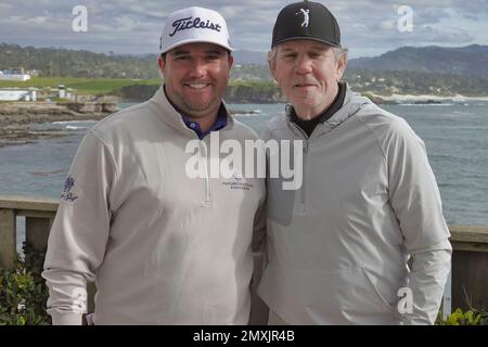 Pebble Beach, Californie, États-Unis. 3rd févr. 2023. Thomas Keller, restaurateur et partenaire du Pro PGA Tour, BenTaylor, pose à la fin du match au AT&T Pro-Am 2023 Credit: Motofoto/Alay Live News Banque D'Images