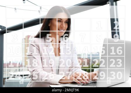 Calendrier et femme travaillant avec un ordinateur portable dans un café en plein air Banque D'Images