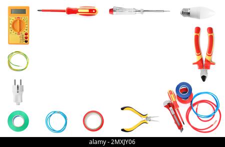 Cadre de différents outils et équipements d'électricien sur fond blanc Banque D'Images