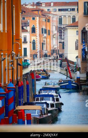 Les petits bateaux garés dans le canal sous le pont, à la verticale Banque D'Images