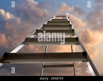 Escabeau en métal contre le ciel avec nuages, vue en angle bas Banque D'Images