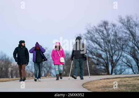 Washington DC, États-Unis. 3rd févr. 2023. Les gens visitent le National Mall dans un climat de basse température et de forts vents à Washington, DC, les États-Unis, le 3 février 2023. Credit: Liu Jie/Xinhua/Alay Live News Banque D'Images