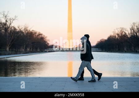 Washington DC, États-Unis. 3rd févr. 2023. Les gens visitent le Lincoln Memorial Reflecting Pool dans un climat de basse température et de forts vents à Washington, DC, les États-Unis, le 3 février 2023. Credit: Liu Jie/Xinhua/Alay Live News Banque D'Images