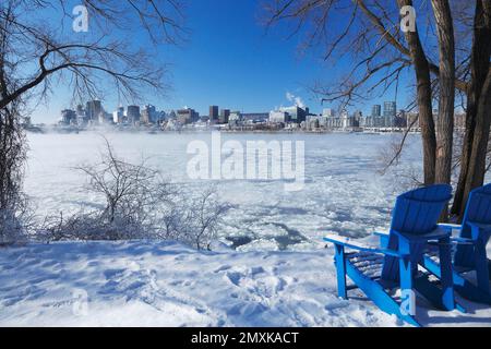 Brouillard hivernal sur le fleuve Saint-Laurent gelé, vue sur la ville, Montréal, province de Québec, Canada, Amérique du Nord Banque D'Images