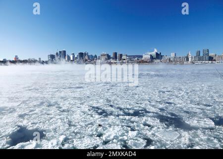 Brouillard hivernal sur le fleuve Saint-Laurent gelé, vue sur la ville, Montréal, province de Québec, Canada, Amérique du Nord Banque D'Images